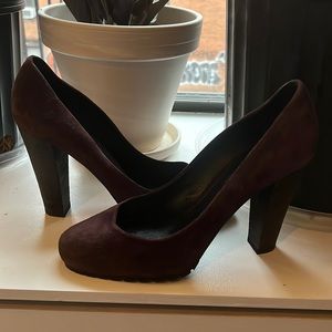 Purple suede Burberry heels with almond toe side 39